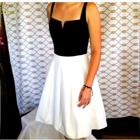 Halston Original Puffed hem dress. - Picture 1 of 11